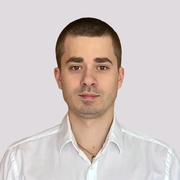 Porträtfoto unseres Teammitglieds Thomas Kots, Webdesigner, lächelnd vor einem neutralen Hintergrund