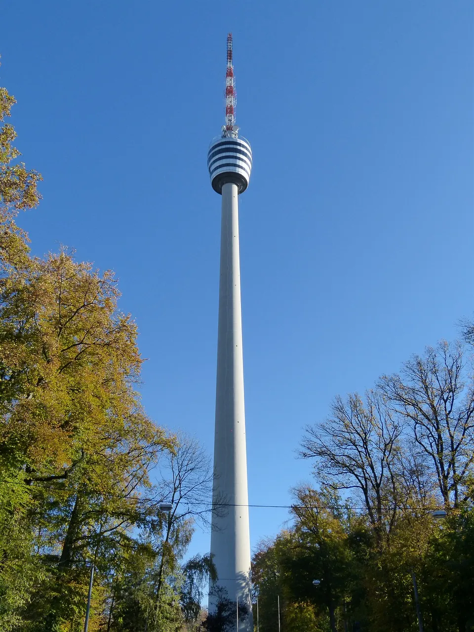 Der Stuttgarter Fernsehturm an einem sonnigen Tag mit blauem Himmel