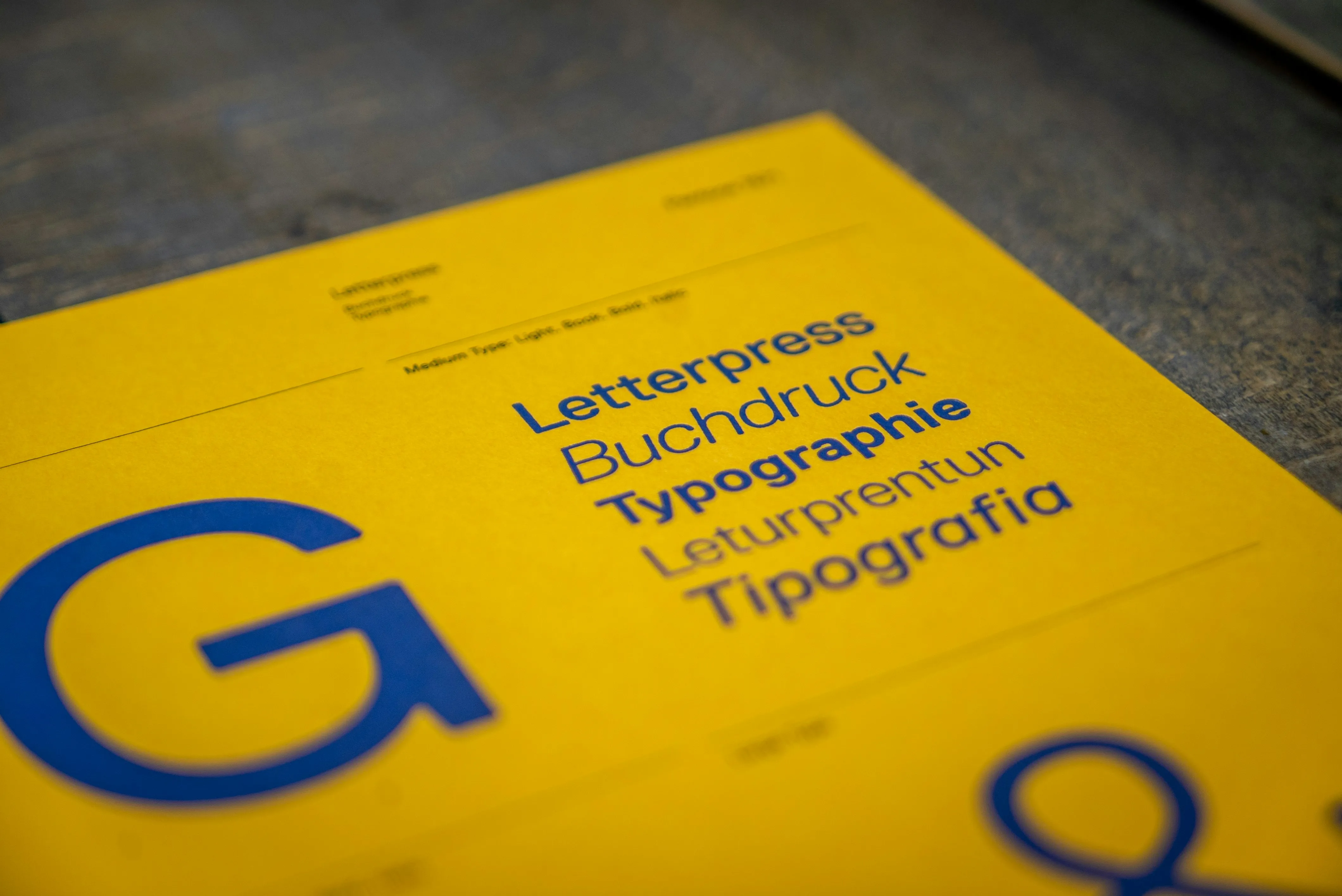 Ein Bild, das verschiedene Schriftarten und typografische Gestaltungen zeigt, um die Vielfalt und Bedeutung der Typografie im Webdesign hervorzuheben
